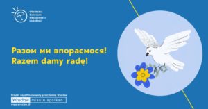 obraz niebieskie tło żółty napis po polsku i ukraińsku razem damy radę po prawej w kole biały gołąbek z kwiatkiem niebiesko-żółtym barwy Ukrainy