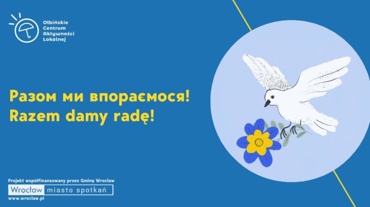 obraz niebieskie tło żółty napis po polsku i ukraińsku razem damy radę po prawej w kole biały gołąbek z kwiatkiem niebiesko-żółtym barwy Ukrainy