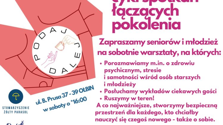 obraz białe tło różowy napis cykl spotkań łączących pokolenia po lewej stronie wyciągnięte ręce przekazujące przedmiot