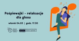 obraz niebieskie tło czarny napis pośpiewajki - relaksacje a po prawej ilustracja kobiety siedzącej na pomarańczowej nutce, słuchającej muzyki przez słuchawki i trzymającej telefon