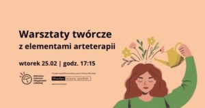 obraz pomarańczowe tło czarny napis warsztaty z arteterapii po prawej znajduje się ilustracja kobiety z zamkniętymi oczami, z której głowy wyrastają kwiaty. Kobieta trzyma w ręku konewkę, z której podlewa te kwiaty