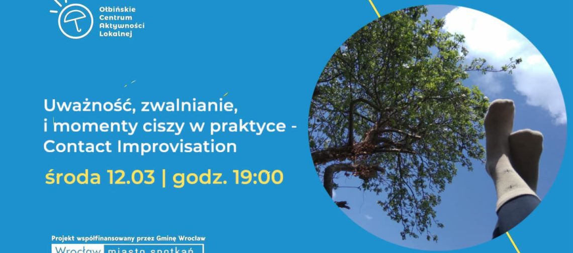 obraz niebieskie tło zapowiedź wydarzenia Contact Improvisation. po prawej stronie znajduje się okrągłe zdjęcie przedstawiające drzewo i niebo z chmurami, a na pierwszym planie widoczne są stopy w skarpetkach.