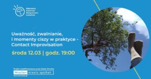 obraz niebieskie tło zapowiedź wydarzenia Contact Improvisation. po prawej stronie znajduje się okrągłe zdjęcie przedstawiające drzewo i niebo z chmurami, a na pierwszym planie widoczne są stopy w skarpetkach.