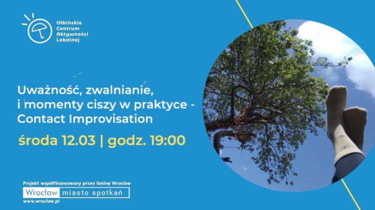 obraz niebieskie tło zapowiedź wydarzenia Contact Improvisation. po prawej stronie znajduje się okrągłe zdjęcie przedstawiające drzewo i niebo z chmurami, a na pierwszym planie widoczne są stopy w skarpetkach.