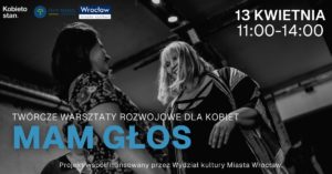 obraz czarno-białe zdjęcie przedstawia dwie kobiety, które wyglądają na zadowolone i są w ruchu, jakby tańczyły lub uczestniczyły w warsztatach. Na zdjęciu znajdują się również napisy informujące o wydarzeniu.