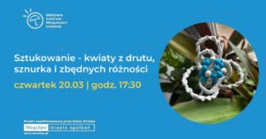 obraz niebieskie tło biały napis sztukowanie po prawej stronie kwiat wykonany z drutu i sznurka z niebieskimi i białymi koralikami, na tle zielonych liści