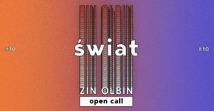 obraz plakat z gradientowym tłem przechodzącym od pomarańczowego po lewej stronie do fioletowego po prawej. Na środku znajduje się napis "świat" w dużych, białych literach. Pod nim, w mniejszych literach, widnieje napis "ZIN OLBIN". Na samym dole, w białym prostokącie, znajduje się napis "open call". Po obu stronach plakatu, w górnych rogach, widnieje napis "#10". W tle za napisem "świat" znajdują się pionowe, czarno-białe, faliste linie