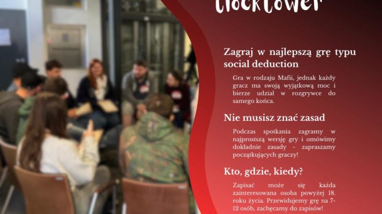 obraz promocyjny wydarzenia związanego z grą towarzyską Blood On The Clocktower. Po lewej stronie znajduje się rozmazane zdjęcie grupy osób siedzących w kręgu na krzesłach, prawdopodobnie podczas rozgrywki lub spotkania. Po prawej stronie, na czerwonym tle, umieszczony jest tekst informacyjny dotyczący wydarzenia