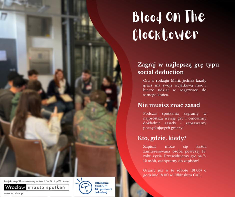 obraz promocyjny wydarzenia związanego z grą towarzyską Blood On The Clocktower. Po lewej stronie znajduje się rozmazane zdjęcie grupy osób siedzących w kręgu na krzesłach, prawdopodobnie podczas rozgrywki lub spotkania. Po prawej stronie, na czerwonym tle, umieszczony jest tekst informacyjny dotyczący wydarzenia