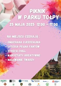 obraz promujący piknik w Parku Tołpy. Tło plakatu jest różowe z kolorowymi plamami farby w rogach. Na górze znajduje się napis: Piknik w Parku Tołpy Na dole plakatu znajdują się logotypy różnych organizacji i instytucji wspierających wydarzenie. Po lewej stronie widać zdjęcie pianek marshmallow, a po prawej fragment parku z budynkiem w tle