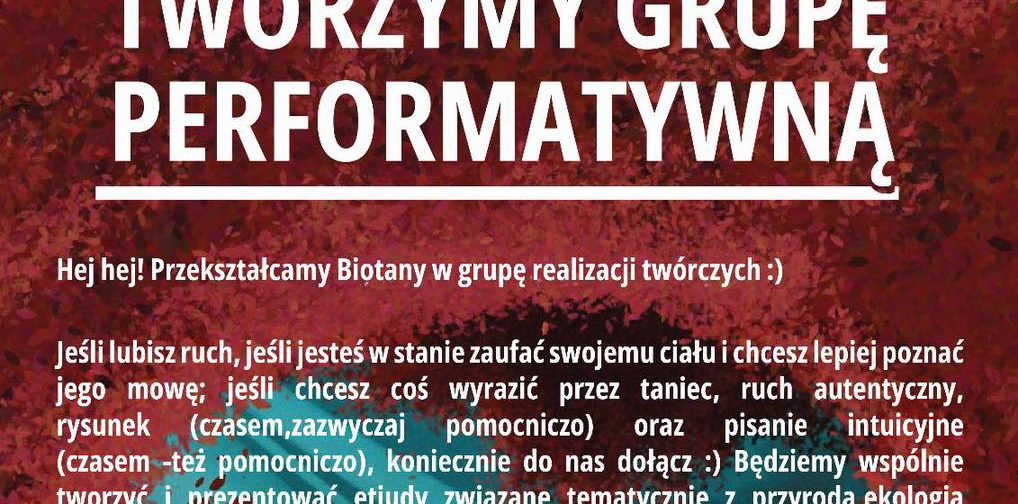 obraz informacyjny z dużym napisem "UWAGA! W TYM MIEJSCU TWORZYMY GRUPĘ PERFORMATYWNĄ" na tle w odcieniach czerwieni. Poniżej znajduje się tekst zapraszający do dołączenia do grupy twórczej, która przekształca Biotany w grupę realizacji twórczych. Zachęca osoby, które lubią ruch, taniec, rysunek, pisanie intuicyjne oraz eksperymentowanie z programami do przetwarzania dźwięku i obrazu. Próby i ćwiczenia odbywają się we wtorki o godz. 19:00 w Ołbińskim CALu. Na dole plakatu znajduje się logo Ołbińskiego Centrum Aktywności Lokalnej oraz informacja o współfinansowaniu projektu przez Gminę Wrocław.