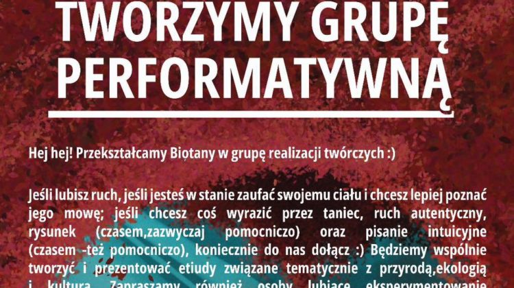 obraz informacyjny z dużym napisem "UWAGA! W TYM MIEJSCU TWORZYMY GRUPĘ PERFORMATYWNĄ" na tle w odcieniach czerwieni. Poniżej znajduje się tekst zapraszający do dołączenia do grupy twórczej, która przekształca Biotany w grupę realizacji twórczych. Zachęca osoby, które lubią ruch, taniec, rysunek, pisanie intuicyjne oraz eksperymentowanie z programami do przetwarzania dźwięku i obrazu. Próby i ćwiczenia odbywają się we wtorki o godz. 19:00 w Ołbińskim CALu. Na dole plakatu znajduje się logo Ołbińskiego Centrum Aktywności Lokalnej oraz informacja o współfinansowaniu projektu przez Gminę Wrocław.