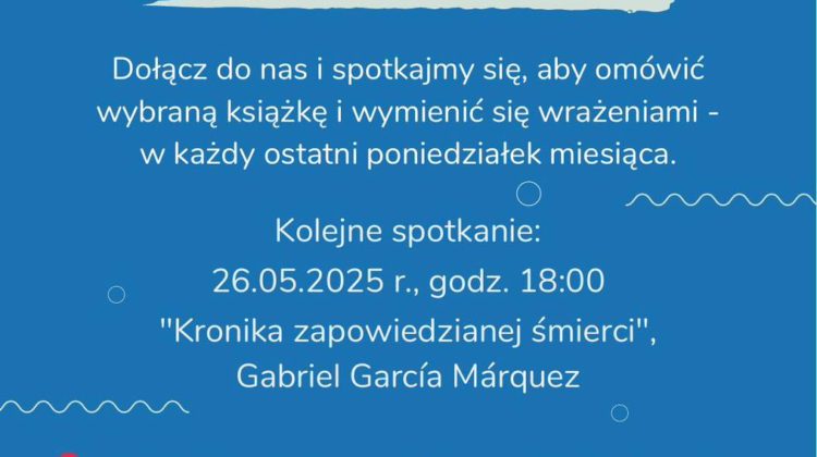 obraz plakat promujący Klub Książki organizowany przez Ołbińskie Centrum Aktywności Lokalnej. Na niebieskim tle znajduje się tekst zachęcający do dołączenia do klubu, aby omówić wybraną książkę i wymienić się wrażeniami. Kolejne spotkanie odbędzie się 31.03.2025 o godzinie 18:00, a omawiana będzie książka "Mur duchów" autorstwa Sarah Moss. Na dole plakatu znajduje się informacja o Ołbińskim Centrum Aktywności Lokalnej oraz zachęta do poznania ciekawych ludzi i odkrycia świata wspaniałych historii. W tle widoczne są ikony książek i symboliczne grafiki