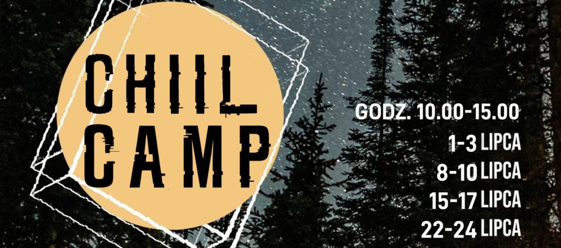 obraz w tle widać nocne niebo pełne gwiazd oraz zarys ciemnych drzew iglastych. Na środku znajduje się żółte koło z napisem "CHILL CAMP" w czarnych, dużych literach, otoczone geometrycznymi, białymi liniami