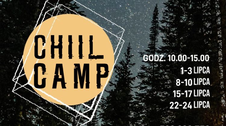 obraz w tle widać nocne niebo pełne gwiazd oraz zarys ciemnych drzew iglastych. Na środku znajduje się żółte koło z napisem "CHILL CAMP" w czarnych, dużych literach, otoczone geometrycznymi, białymi liniami