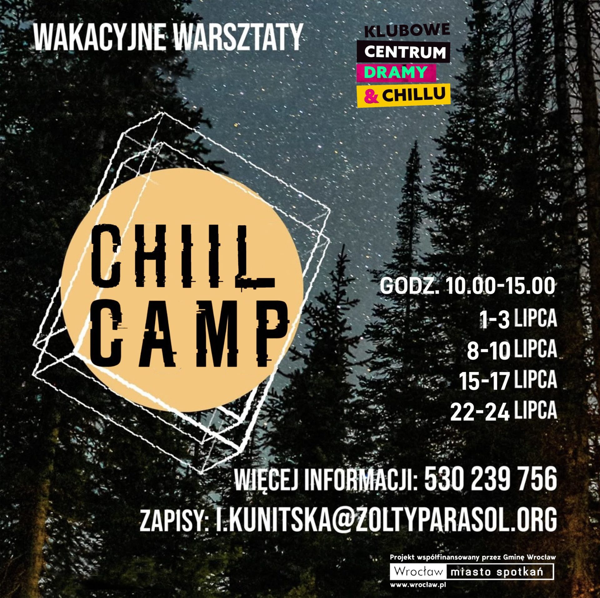 obraz w tle widać nocne niebo pełne gwiazd oraz zarys ciemnych drzew iglastych. Na środku znajduje się żółte koło z napisem "CHILL CAMP" w czarnych, dużych literach, otoczone geometrycznymi, białymi liniami