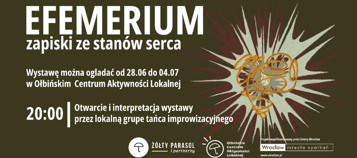 obraz promocyjny na ciemnozielonym tle. Po lewej stronie duży, biały napis: "EFEMERIUM zapiski ze stanów serca".po prawej stronie znajduje się abstrakcyjna grafika – rozbłysk w kolorach białym i bordowym, na którym nałożona jest pomarańczowa, nieregularna linia przypominająca rysunek serca lub splątanych nici.