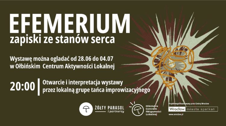 obraz promocyjny na ciemnozielonym tle. Po lewej stronie duży, biały napis: "EFEMERIUM zapiski ze stanów serca".po prawej stronie znajduje się abstrakcyjna grafika – rozbłysk w kolorach białym i bordowym, na którym nałożona jest pomarańczowa, nieregularna linia przypominająca rysunek serca lub splątanych nici.