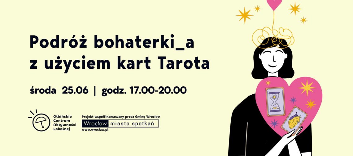 obraz po lewej stronie na jasnym tle znajduje się czarny, pogrubiony napis: "Podróż bohaterki_a z użyciem kart Tarota". Po prawej stronie ilustracja uśmiechniętej osoby z ciemnymi włosami, trzymającej przed sobą różowe serce z dwoma kartami tarota. Nad głową osoby żółte gwiazdki i różowe serce połączone linią, sugerujące pozytywne myśli lub inspirację. Całość utrzymana w jasnych, pastelowych kolorach