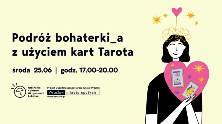 obraz po lewej stronie na jasnym tle znajduje się czarny, pogrubiony napis: "Podróż bohaterki_a z użyciem kart Tarota". Po prawej stronie ilustracja uśmiechniętej osoby z ciemnymi włosami, trzymającej przed sobą różowe serce z dwoma kartami tarota. Nad głową osoby żółte gwiazdki i różowe serce połączone linią, sugerujące pozytywne myśli lub inspirację. Całość utrzymana w jasnych, pastelowych kolorach