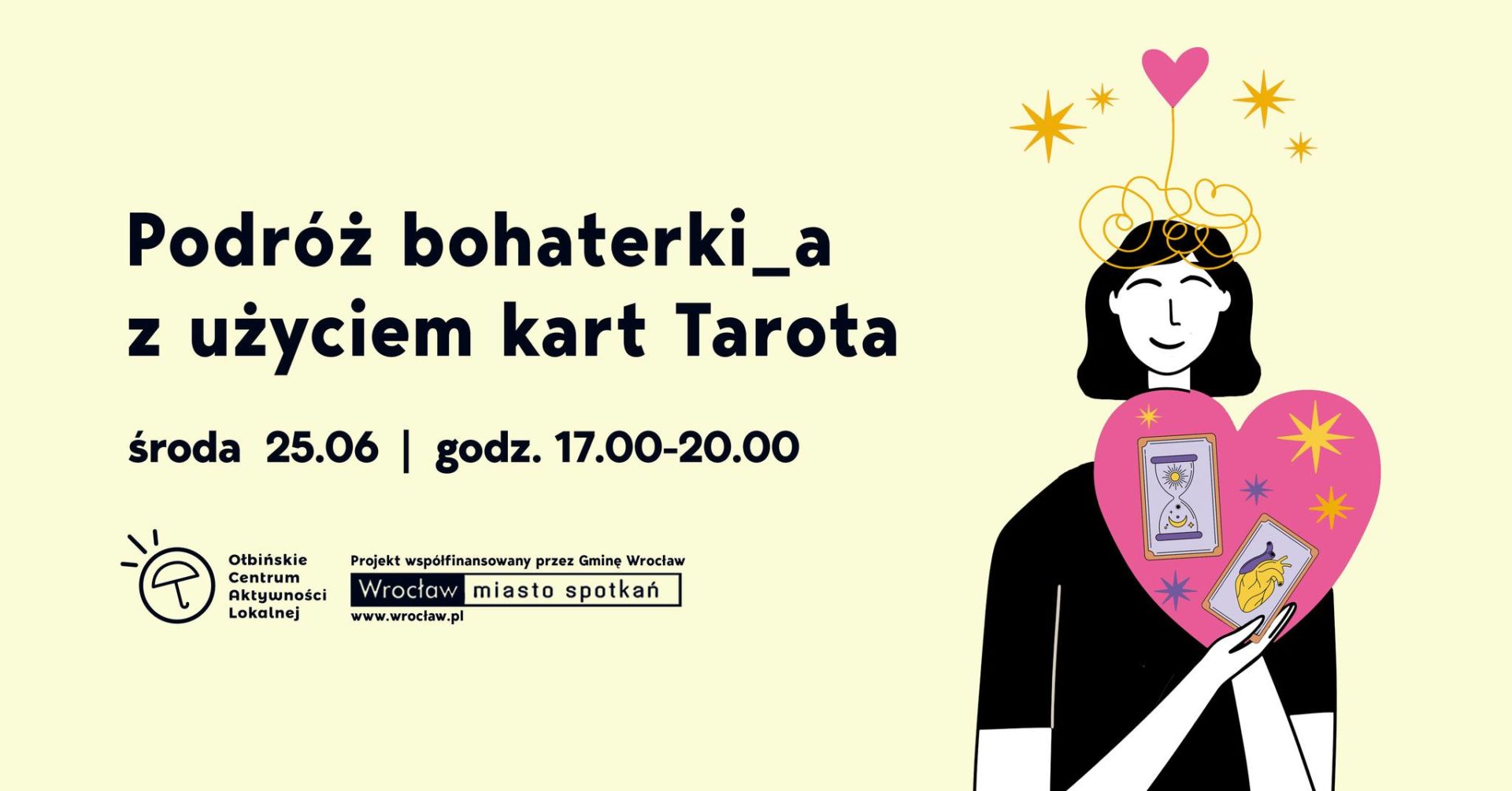 obraz po lewej stronie na jasnym tle znajduje się czarny, pogrubiony napis: "Podróż bohaterki_a z użyciem kart Tarota". Po prawej stronie ilustracja uśmiechniętej osoby z ciemnymi włosami, trzymającej przed sobą różowe serce z dwoma kartami tarota. Nad głową osoby żółte gwiazdki i różowe serce połączone linią, sugerujące pozytywne myśli lub inspirację. Całość utrzymana w jasnych, pastelowych kolorach