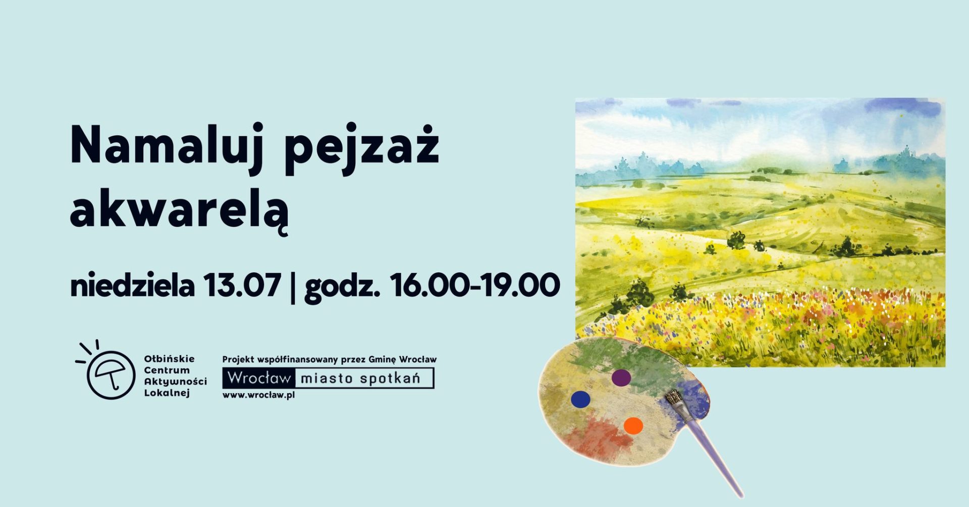 obraz Po lewej stronie na jasnoniebieskim tle znajduje się duży, czarny napis: "Namaluj pejzaż akwarelą". Po prawej stronie plakatu znajduje się akwarelowy obrazek przedstawiający letni krajobraz: zielone i żółte pola, kwitnące łąki, kilka krzaków i drzew, a w tle niebieskie niebo z lekkimi chmurami. Pod obrazkiem leży paleta malarska z kolorowymi plamami farby i pędzlem. Całość utrzymana jest w jasnych, pogodnych barwach