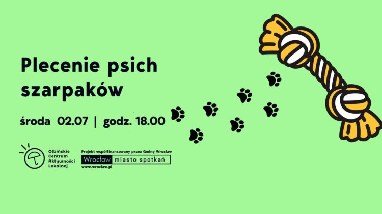 obrazo jasnozielonym tle. Po lewej stronie duży, czarny napis: "Plecenie psich szarpaków" Po prawej stronie plakatu znajduje się rysunek żółto-białego szarpaka dla psa, a obok niego czarne ślady psich łapek prowadzące w jego stronę