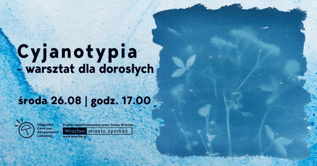 obraz z niebieskim tłem w stylu cyjanotypii, z widocznymi białymi sylwetkami roślin. Po lewej stronie znajduje się tekst: "Cyjanotypia - warsztat dla dorosłych środa 26.08 | godz. 17.00" Całość ma artystyczny, analogowy charakter, przypominający fotografie z dawnych czasów.