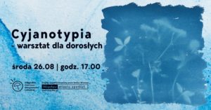 obraz z niebieskim tłem w stylu cyjanotypii, z widocznymi białymi sylwetkami roślin. Po lewej stronie znajduje się tekst: "Cyjanotypia - warsztat dla dorosłych środa 26.08 | godz. 17.00" Całość ma artystyczny, analogowy charakter, przypominający fotografie z dawnych czasów.
