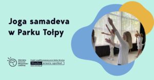 obraz promujący wydarzenie. Po lewej stronie na jasnoniebieskim tle znajduje się tekst: "Joga samadeva w Parku Tołpy, środa 30.07 | godz. 18.00". po prawej stronie, w kolorowych, nieregularnych kształtach, znajduje się zdjęcie kilku osób ubranych na biało, ćwiczących jogę w jasnym pomieszczeniu przy dużych oknach. Wszyscy mają uniesione ręce.