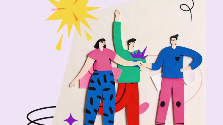 Plakat promujący wydarzenie „Relacje” z ilustracją trzech rysunkowych postaci stojących obok siebie i podających sobie ręce. Tło jest jasnofioletowe, na środku znajduje się jasna, pochylona prostokątna plansza. Na niej stoją trzy postacie w stylu papierowej wycinanki: po lewej osoba w różowej bluzce i niebieskich spodniach w czarne wzory, w środku osoba w zielonej górze i czerwonych spodniach z uniesioną ręką, po prawej osoba w niebieskiej bluzie i różowych spodniach. Wokół są dekoracyjne elementy: żółty „wybuch”/gwiazda, fioletowa mała gwiazdka oraz czarne zawijasy. Tekst na plakacie: Ołbińskie Centrum Aktywności Lokalnej Relacje bliżej siebie, bliżej innych 09,17,24.04 | g.18.00 ŻÓŁTY PARASOL i partnerzy Projekt współfinansowany przez Gminę Wrocław Wrocław miasto spotkań www.wroclaw.pl