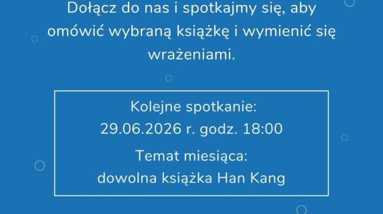 Plakat w kolorze niebieskim z informacją o klubie książki, z rysunkami kolorowych stosów książek na dole. Na górze z lewej strony jest logo z napisem: „Ołbińskie Centrum Aktywności Lokalnej”. Z prawej strony u góry: „Projekt współfinansowany przez Gminę Wrocław” Poniżej w ramce: „Wrocław miasto spotkań” „www.wroclaw.pl” Duży żółty napis na środku: „Klub Książki” Poniżej tekst: „Dołącz do nas i spotkajmy się, aby omówić wybraną książkę i wymienić się wrażeniami.” W białej prostokątnej ramce jest napis: „Kolejne spotkanie: 29.06.2026 r. godz. 18:00 Temat miesiąca: dowolna książka Han Kang” Niżej tekst z czerwonym pinezkowym oznaczeniem: „Ołbińskie Centrum Aktywności Lokalnej” Na dole większy napis: „Poznaj ciekawych ludzi i odkryj świat wspaniałych historii!”