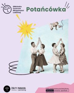 Plakat z zaproszeniem na potańcówkę dla seniorów. Na środku widać zdjęcie w stylu retro: dwie tańczące pary, starsze osoby w sukienkach z rozkloszowanym dołem i w spodniach z koszulą, uśmiechnięte, trzymają się za ręce, jakby tańczyły w kręgu. Tło zdjęcia jest jasnoniebieskie, reszta plakatu w jasnym, liliowym kolorze. Nad zdjęciem duży napis: „Potańcówka”. W lewym górnym rogu logo z parasolką i tekstem: „Ołbińskie Centrum Aktywności Lokalnej”. W lewym dolnym rogu czarne kółko z białą parasolką i podpis: „Żółty Parasol i partnerzy”. W prawym dolnym rogu różowy kształt z napisem: „Projekt współfinansowany przez Gminę Wrocław” oraz logotypem: „Wrocław – miasto spotkań, www.wroclaw.pl”. W tle są też proste, graficzne ozdoby: żółta gwiazda–wybuch przy lewej krawędzi zdjęcia oraz czarne, faliste linie.