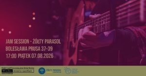 Plakat promocyjny wydarzenia muzycznego z gitarą w tle. Po lewej stronie na ciemnoróżowym tle jest tekst: JAM SESSION – ŻÓŁTY PARASOL BOLESŁAWA PRUSA 37–39 17:00 PIĄTEK 07.08.2026 Po prawej stronie widać fragment gitary akustycznej trzymanej podczas grania, obok wzmacniacz z podświetlonym panelem. W dolnym jasnozielonym pasku znajdują się logotypy i małe napisy, które są zbyt małe, żeby je odczytać.
