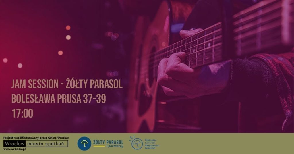 Plakat wydarzenia muzycznego z gitarą akustyczną w zbliżeniu po prawej stronie. Widoczna jest dłoń grająca na strunach gitary, w ciemnej, fioletowo-czerwonej kolorystyce. Tekst na plakacie: JAM SESSION – ŻÓŁTY PARASOL BOLESŁAWA PRUSA 37–39 17:00 Na dole, na jasnym pasku, znajdują się logotypy i napisy: Projekt współfinansowany przez Gminę Wrocław Wrocław miasto spotkań www.wroclaw.pl ŻÓŁTY PARASOL i partnerzy Ołbińskie Centrum Aktywności Lokalnej