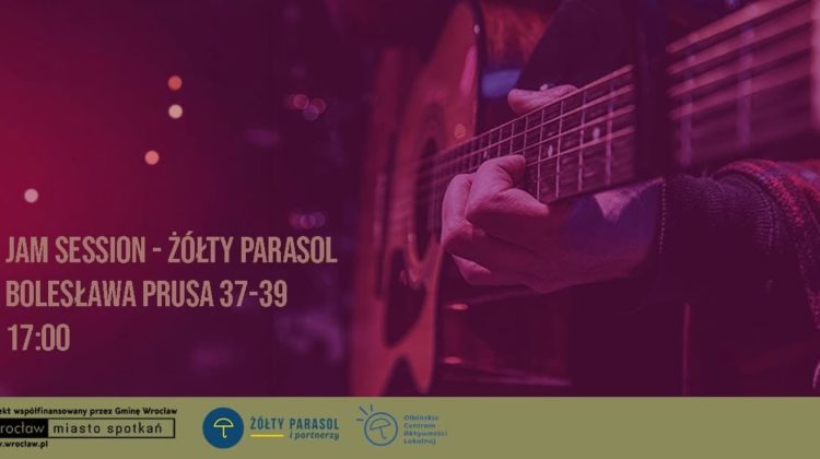 Plakat wydarzenia muzycznego z gitarą akustyczną w zbliżeniu po prawej stronie. Widoczna jest dłoń grająca na strunach gitary, w ciemnej, fioletowo-czerwonej kolorystyce. Tekst na plakacie: JAM SESSION – ŻÓŁTY PARASOL BOLESŁAWA PRUSA 37–39 17:00 Na dole, na jasnym pasku, znajdują się logotypy i napisy: Projekt współfinansowany przez Gminę Wrocław Wrocław miasto spotkań www.wroclaw.pl ŻÓŁTY PARASOL i partnerzy Ołbińskie Centrum Aktywności Lokalnej