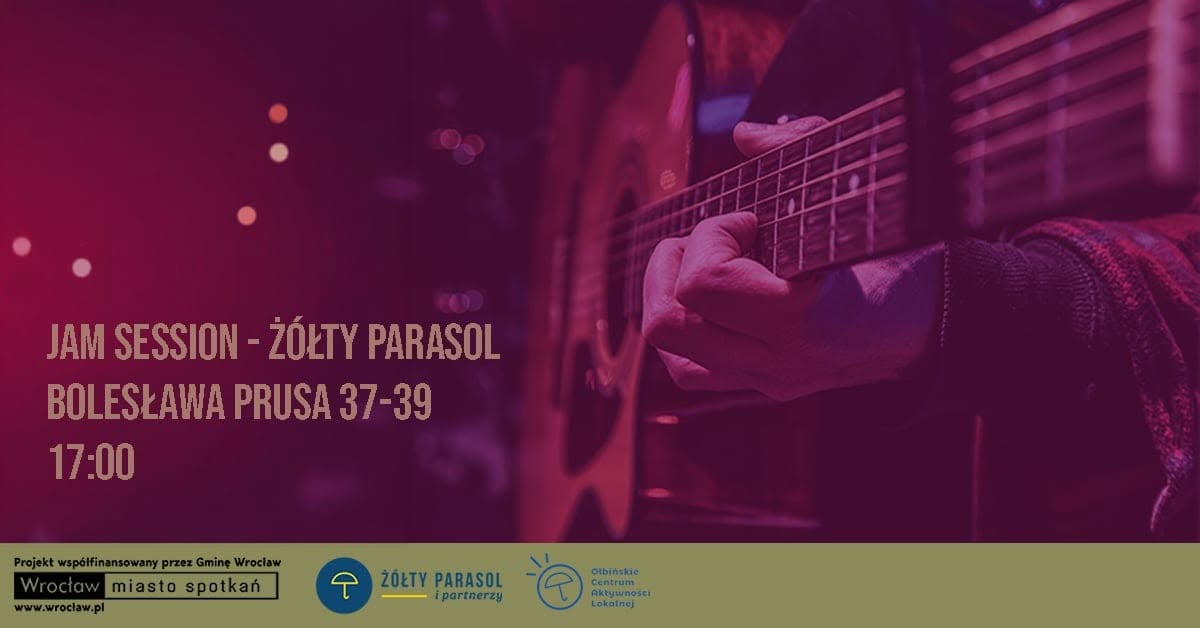 Plakat wydarzenia muzycznego z gitarą akustyczną w zbliżeniu po prawej stronie. Widoczna jest dłoń grająca na strunach gitary, w ciemnej, fioletowo-czerwonej kolorystyce. Tekst na plakacie: JAM SESSION – ŻÓŁTY PARASOL BOLESŁAWA PRUSA 37–39 17:00 Na dole, na jasnym pasku, znajdują się logotypy i napisy: Projekt współfinansowany przez Gminę Wrocław Wrocław miasto spotkań www.wroclaw.pl ŻÓŁTY PARASOL i partnerzy Ołbińskie Centrum Aktywności Lokalnej