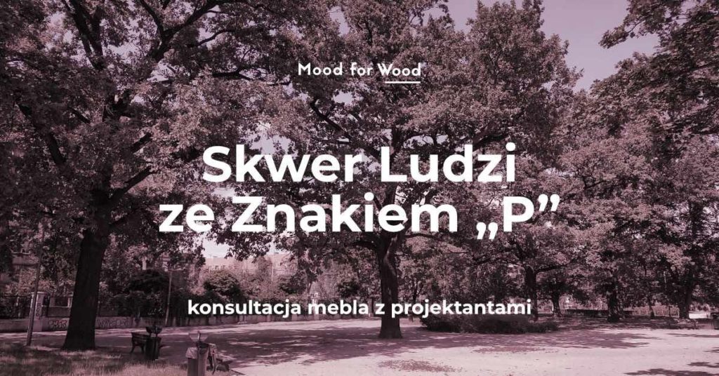 Parkowy skwer z dużymi drzewami tworzącymi gęstą koronę nad szeroką alejką. Kolorystyka całego zdjęcia jest w odcieniach różu i fioletu, jak przez filtr. Po lewej stronie widać ławki i kosz na śmieci przy trawniku, alejka ciągnie się w głąb, a między drzewami majaczą budynki w tle. Tekst na obrazie: Mood for Wood Skwer Ludzi ze Znakiem „P” konsultacja mebla z projektantami